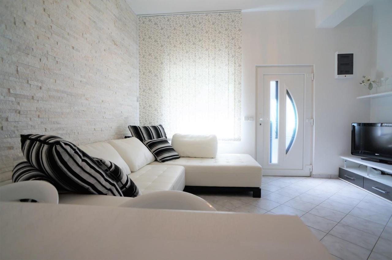Holiday House Queens With Sea View Selce Exterior photo