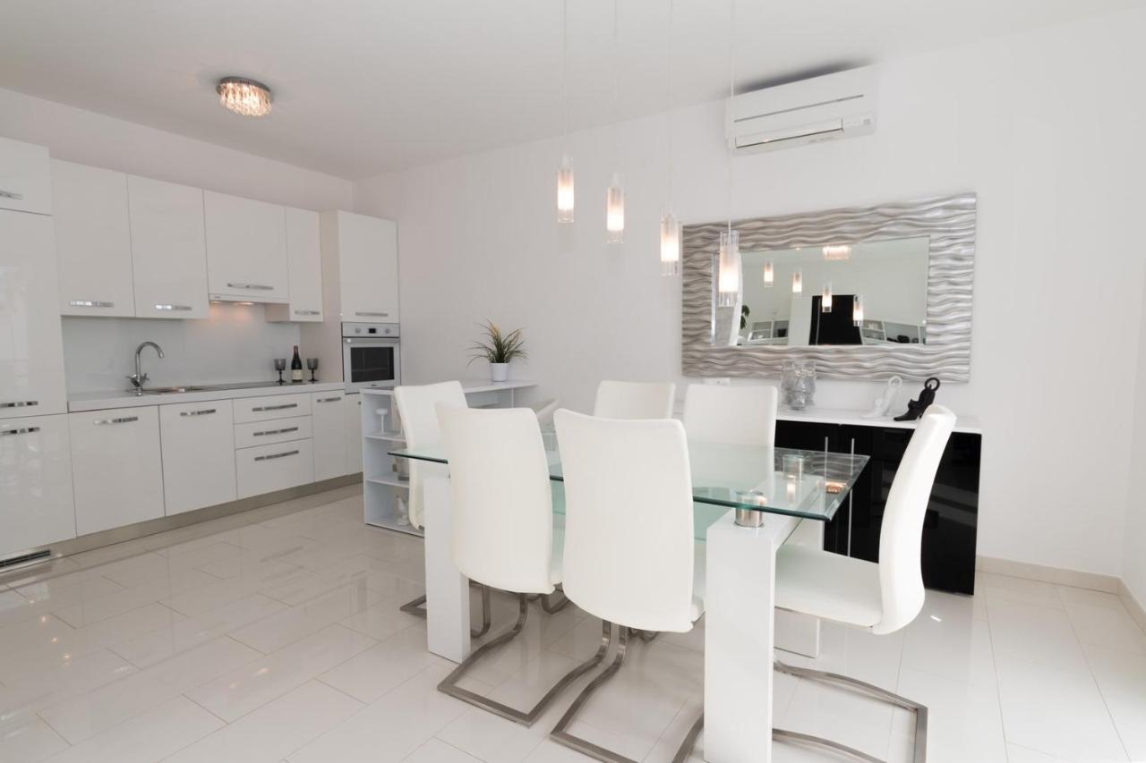 Holiday House Queens With Sea View Selce Exterior photo